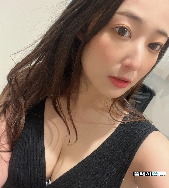 名門大出身俳優 松岡 鈴 selfie コレクション