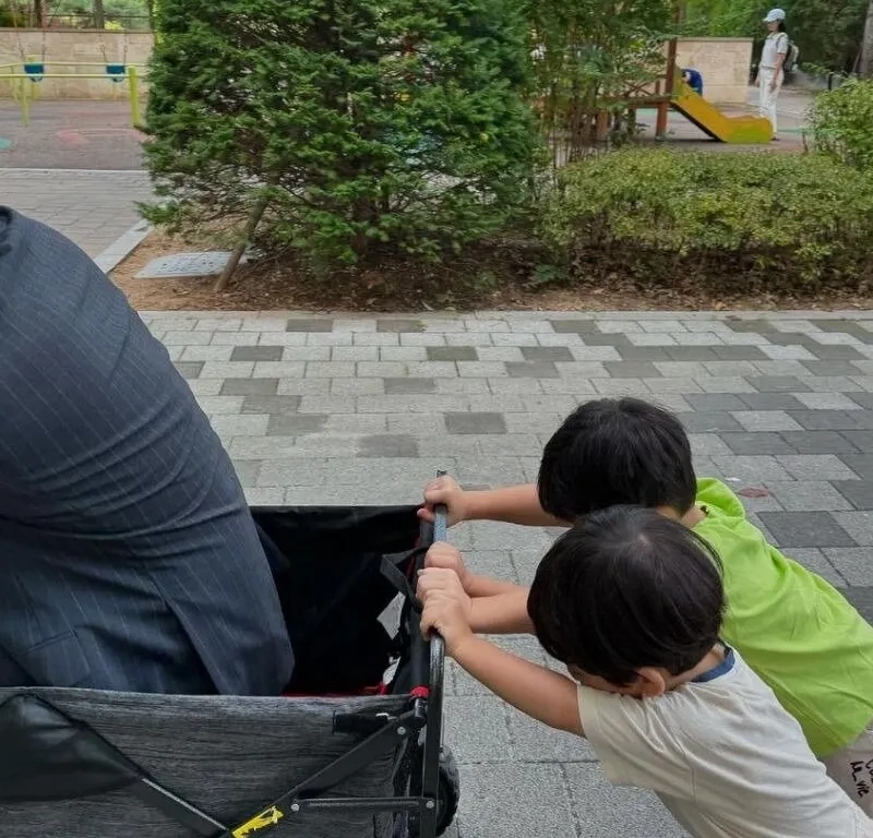 お父さんを登る子供たち