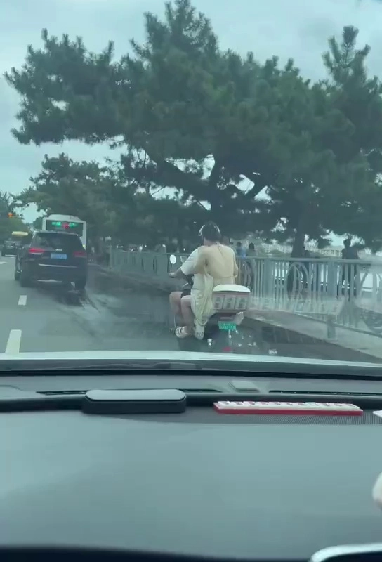 (SOUND)軽く見えるバイクの後部座席