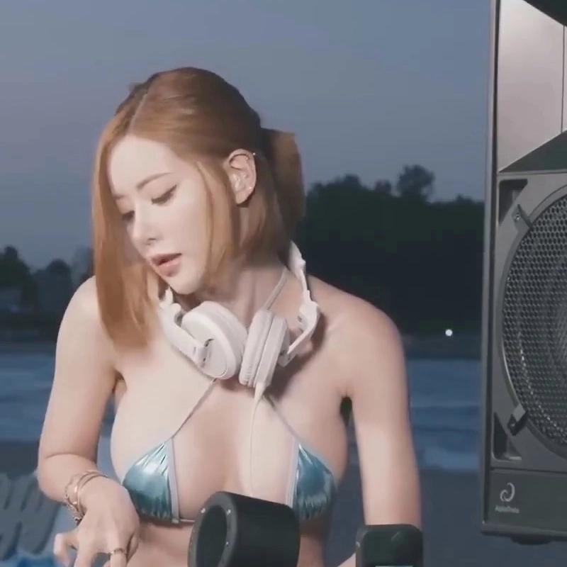 DJソーダSODA Xストラップマイクロビキニチケットはおっぱい