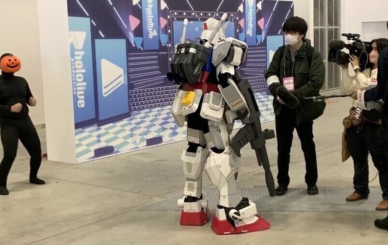 途方もない再現度のガンダムコスプレ.JPG