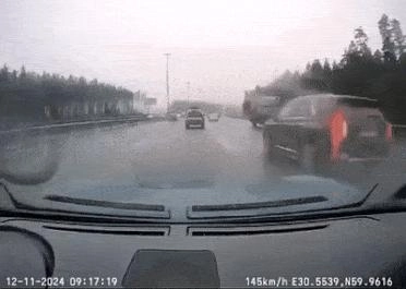 雨道運転の定石というロシアドライバー。GIF