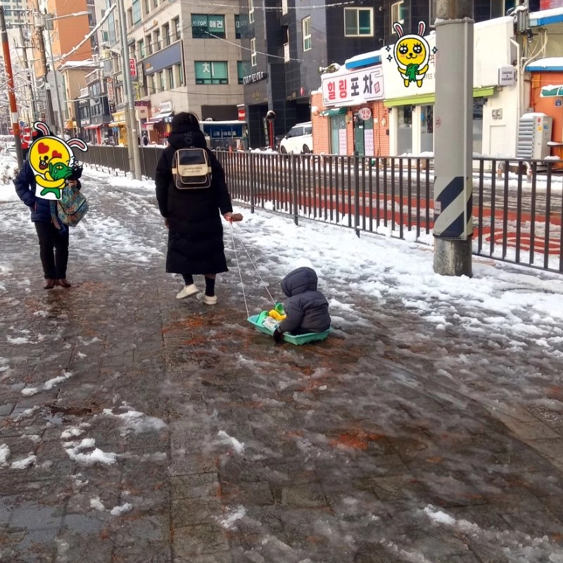 今日、赤ちゃんの子供の家に登るためのママ