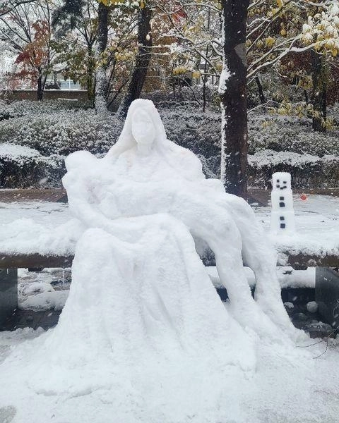 雪の日には無条件に金の手が登場します。