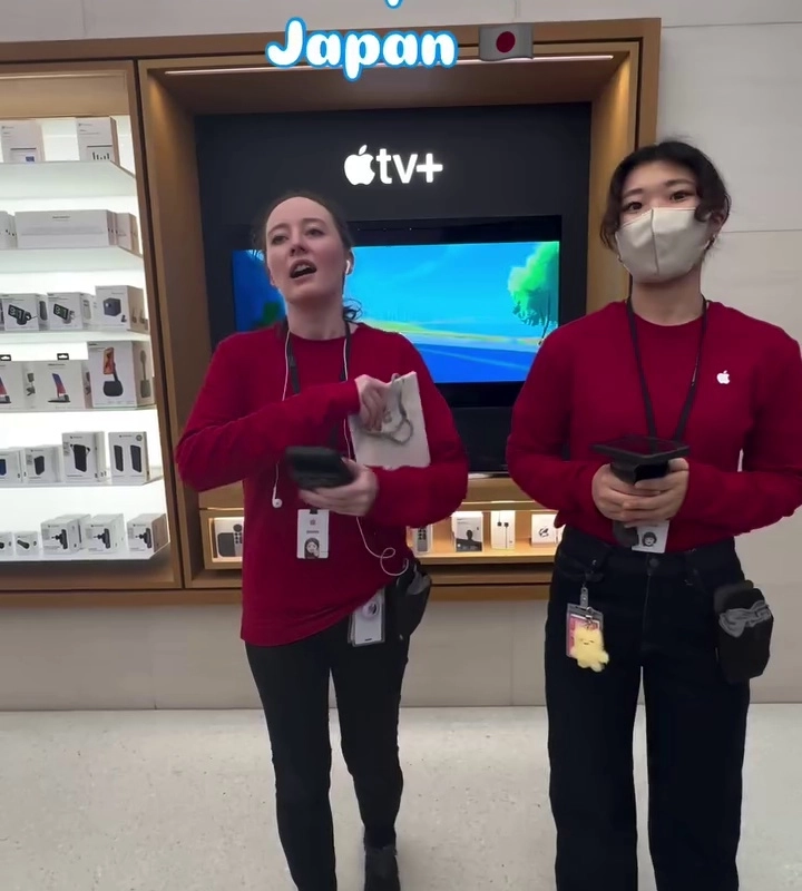 (SOUND)日本でiPhoneを購入したインド人を祝う白人スタッフ