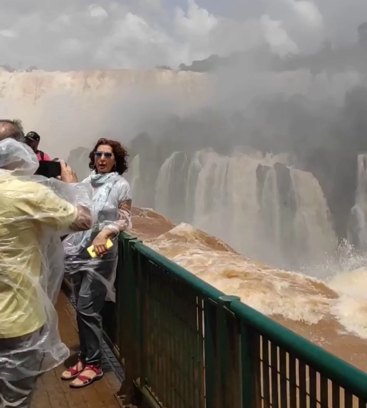 (SOUND)大雨の後、ブラジルのイグアスの滝