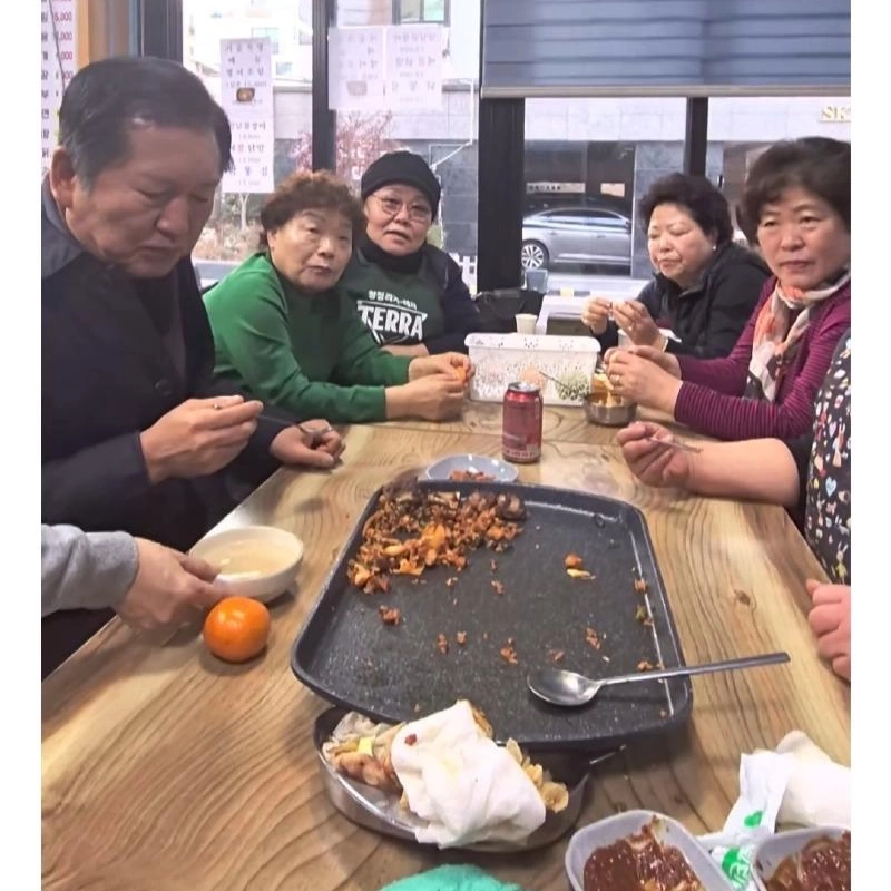 他の店に来て他のご飯を食べるチョンチョンレ