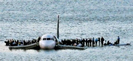 飛行機を海に着陸させたら生存確率が上がらないのか？