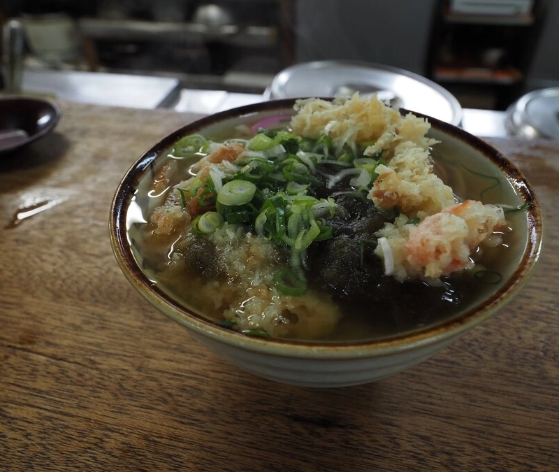 日本、厳しいお店のうどん