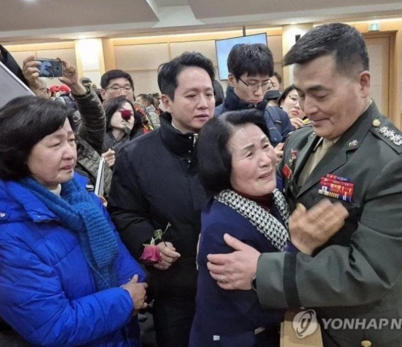 [写真]パク・ジョンフン大佐無罪宣告後母親と抱擁ㅠㅠ