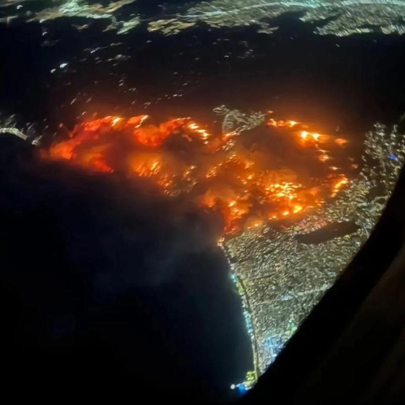 飛行機から見たLA山火事の範囲ㄷㄷㄷ