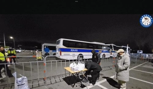 また警察攻撃するデモ隊ㄷㄷㄷ