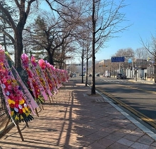 空手に送られた応援花輪 jpg