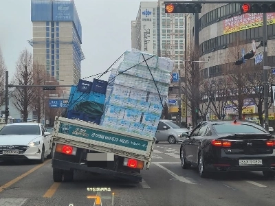 今日傾いた貨物車