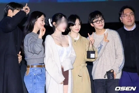 Song Hee -Kyoは一般大衆と一緒に写真を撮りました