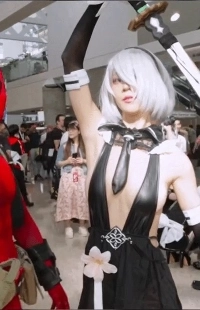 コスプレガールを担当するデッドプール