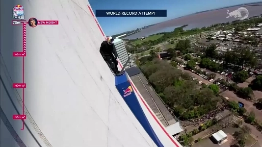 70mの崖のスケートボードチャレンジ