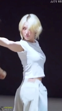 (SOUND)お問い合わせの背後にある振り付けの練習ホワイトティー・イオンso -mi