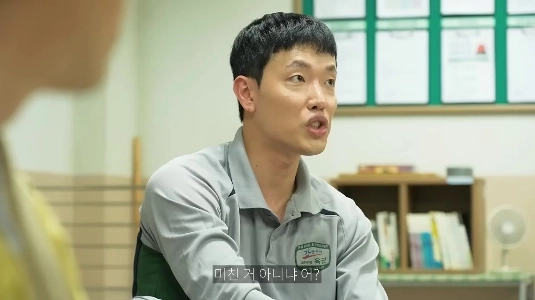 (SOUND)キム軍曹は、圧倒的な閉鎖給与に妨害されました。