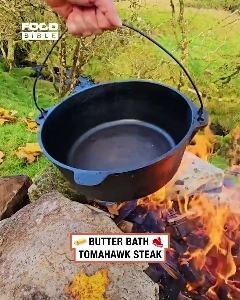 (SOUND)トマホークステキはたっぷりのバターを添えて料理します