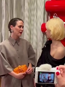 (SOUND)私はフランスの俳優サラ・ポールソンと話している。