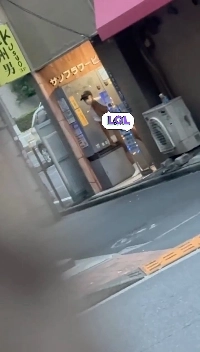 暴露のために新ju島で警察に逮捕された男性のアイドル