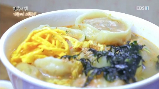 (SOUND)韓国旅行乗組員のために餃子スープを作るおばあちゃん