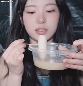 水餅を食べるキキスイ。水っぽい美しさを持つ美しい唇。