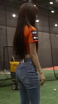 始球式をするレベルスルギのスキニージーンズ