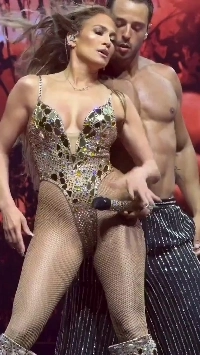 (SOUND)56歳ジェニファー・ロペスの型破りなステージ衣装