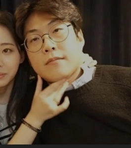 1985年生まれの男性と結婚した2001年生まれの妻。JPG。