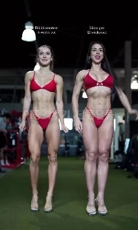 赤いビキニの女の子、左と右