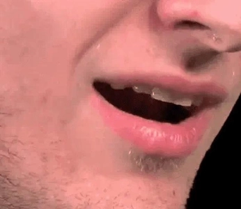 長く伸びる吸血鬼の歯のおもちゃ