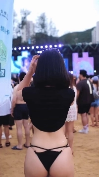 海辺のお祭りに行くと見かける女の子。