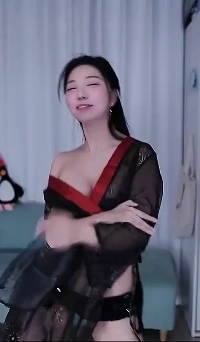 ボーイフレンドのシャツルックの下に黒の紐ビキニを着たトーコの胸の谷間伝説