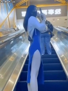 エスカレーターのお姉さん