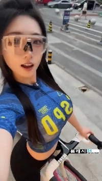 自転車に真剣に取り組む女性。