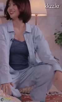 TWICE モモがお辞儀