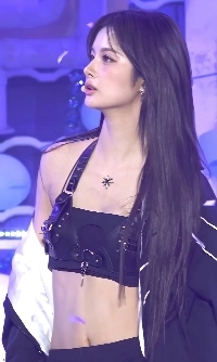 黒髪のストレートロングヘア