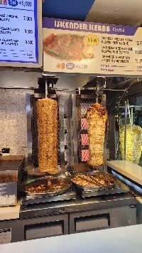 夜食にケバブを作っています。