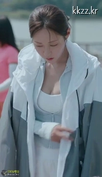 ジッパーを下げたシン・スルギ