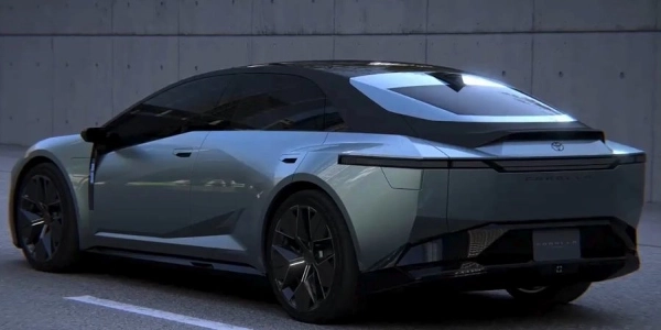 ヒュンダイ次期アバンテ vs トヨタ次期カローラ