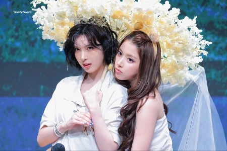 名誉あるNmix Jiwooの顔ショット