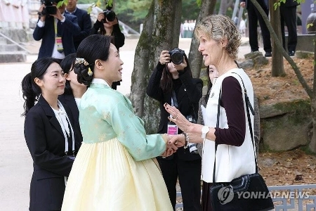 キム・ヘギョン大統領夫人、仏国寺で各国大統領夫人らに挨拶