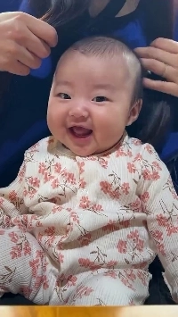 (SOUND)完璧に見えるので、赤ちゃんはウィッグが大好きです