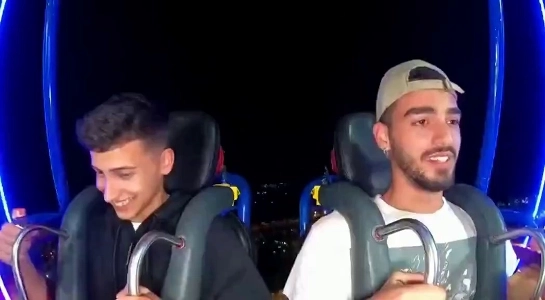 (SOUND)遊園地の乗り物に乗っていた男性が心臓発作を起こしそうになった