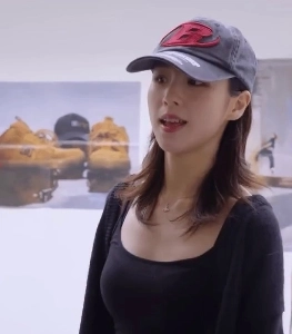 ARTMS ワイドタンクトップを着たヒジンがジンソルのミュージックビデオ撮影応援に来てくれた