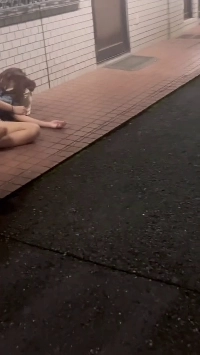 (SOUND)少女はスカートが捲れていることに気付かずに伸びをした。