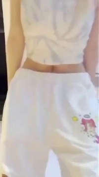 (SOUND)右 ナヨンは頭を下げて少し警戒を緩める