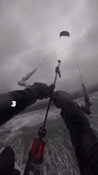 (SOUND)アイスランドのクレイジーな嵐の中のサーファー